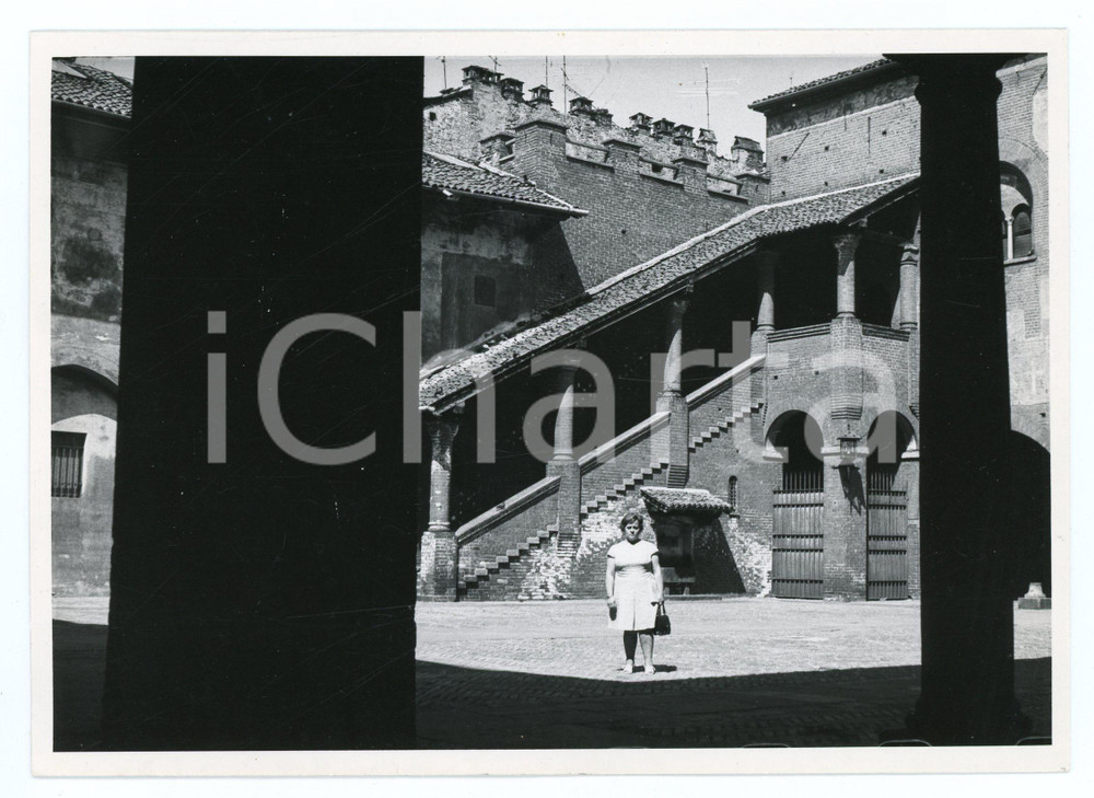 1972 NOVARA Turista in visita al Broletto - Foto 17x13 cm Fotografia d'epoca con didascalia al verso.  VERY POOR/gravemente danneggiato Lievi smussature agli angoli Formato: 13x17 cm originale e autentica 1