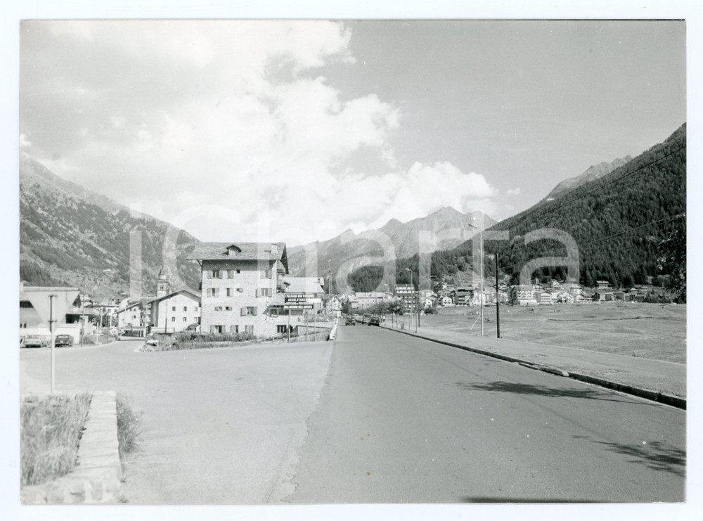 Fotografia d epoca originale 1976 COGNE AO Strada di ingresso al paese  Foto 17x13 cm 1