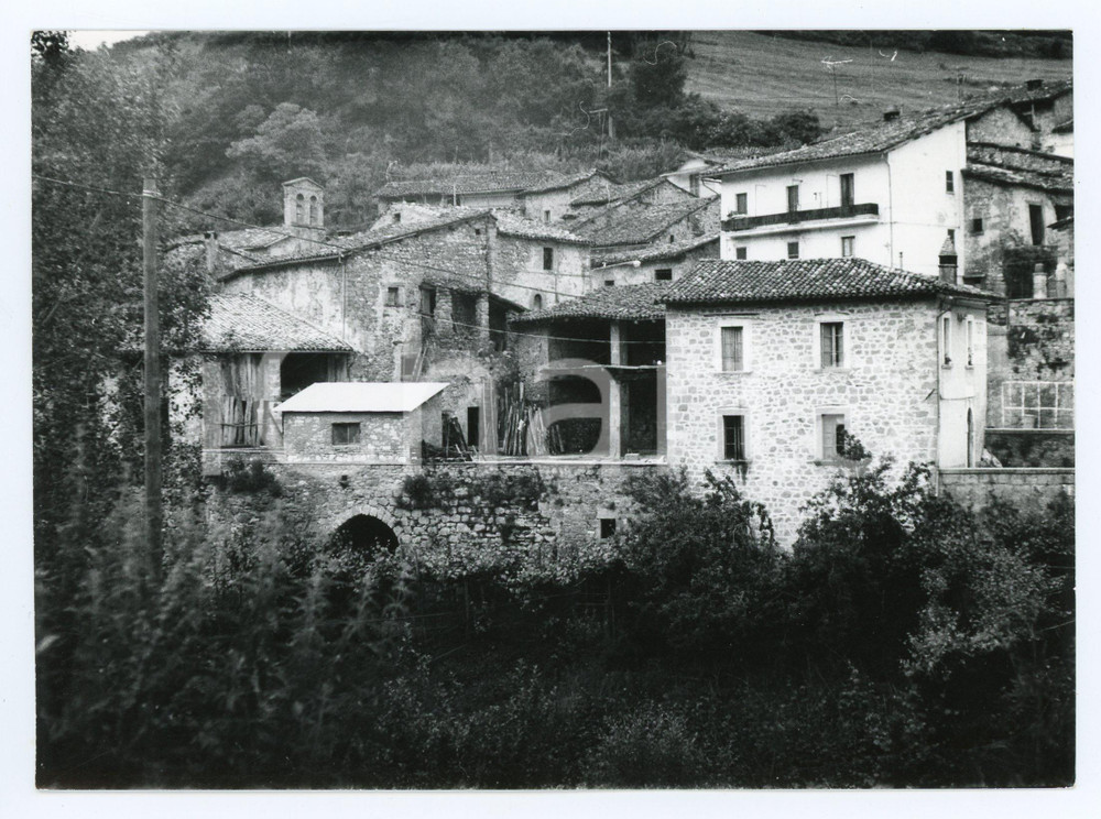1978 ARQUATA DEL TRONTO Panorama della frazione TUFO Foto 17x13 cm Fotografia d'epoca con didascalia al verso.  FAIR/discreto Lievi smussature agli angoli Formato: 17x13 cm originale e autentica 1