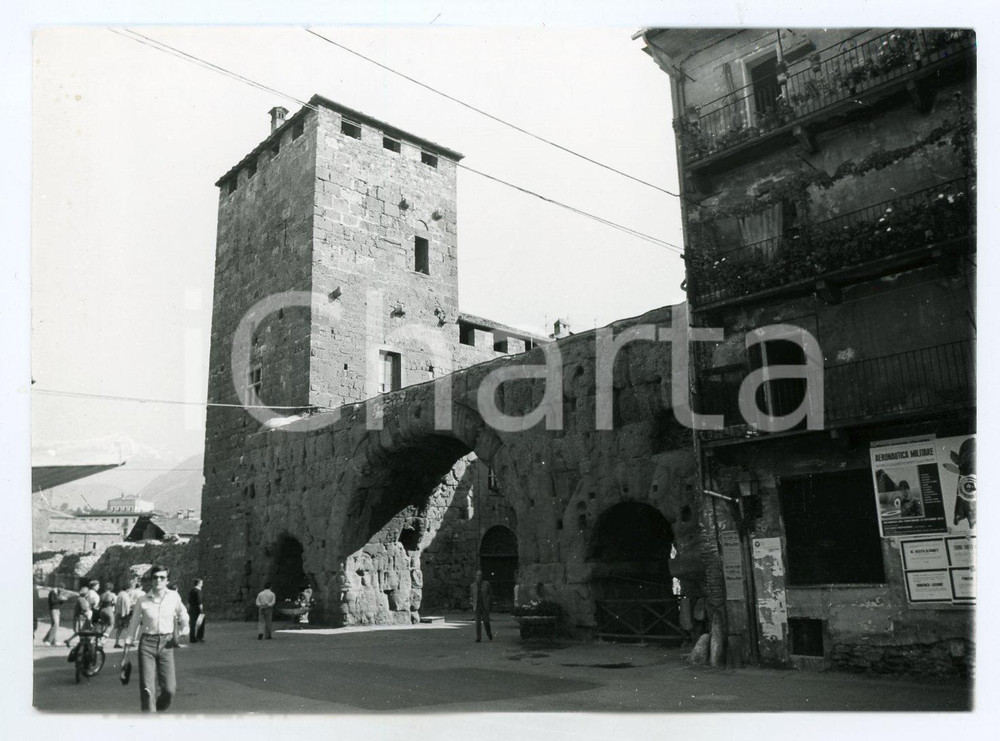 Fotografia d epoca originale 1976 AOSTA Porta pretoria  Panorama con aostani  Foto 17x13 cm 1