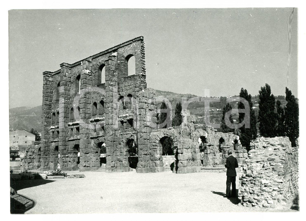 Fotografia d epoca originale 1976 AOSTA Turista al teatro romano  Il muro di fiancata  Foto 17x13 cm 1