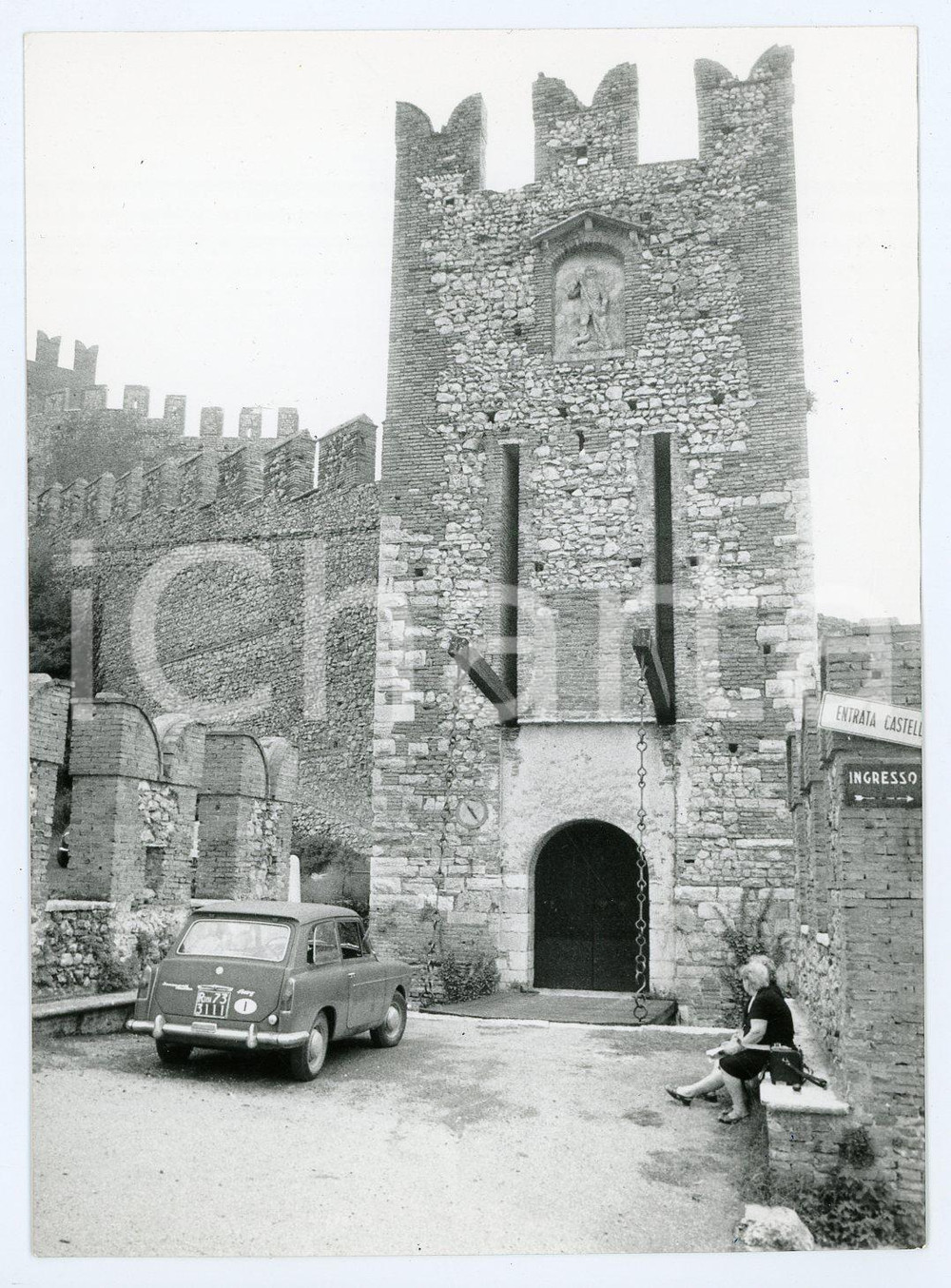 Fotografia d epoca originale 1973 SOAVE VR Turisti all entrata del Castello Scaligero  Foto 13x17 cm 1
