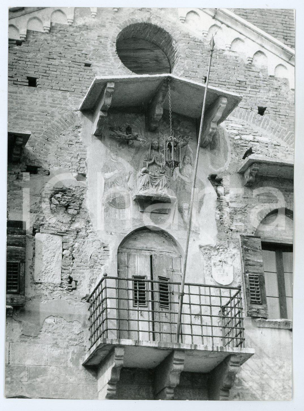 1973 SOAVE (VR) Palazzo di giustizia - Foto 13x17 cm Fotografia d'epoca con didascalia al verso.  FAIR/discreto Lievi smussature agli angoli Formato: 13x17 cm originale e autentica 1