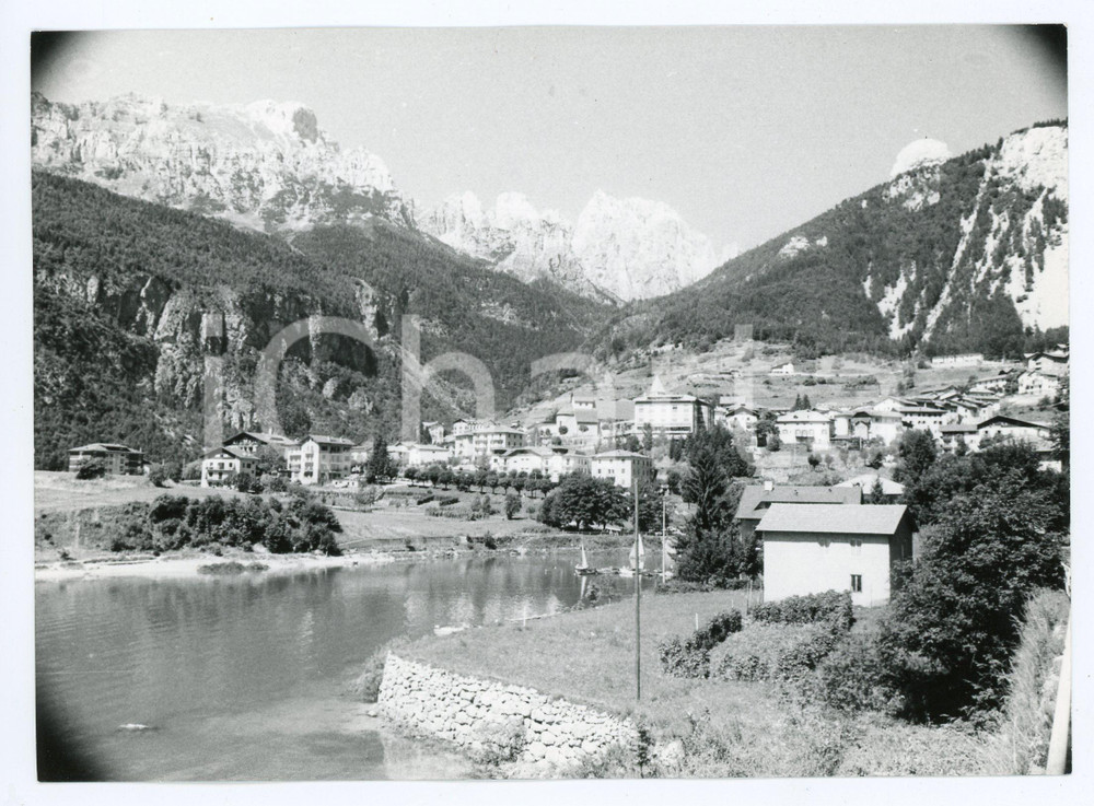 1982 MOLVENO (TN) Panorama del paese con il lago - Foto 17x13 cm Fotografia d'epoca con didascalia al verso.  FAIR/discreto Lievi smussature agli angoli Formato: 17x13 cm originale e autentica 1
