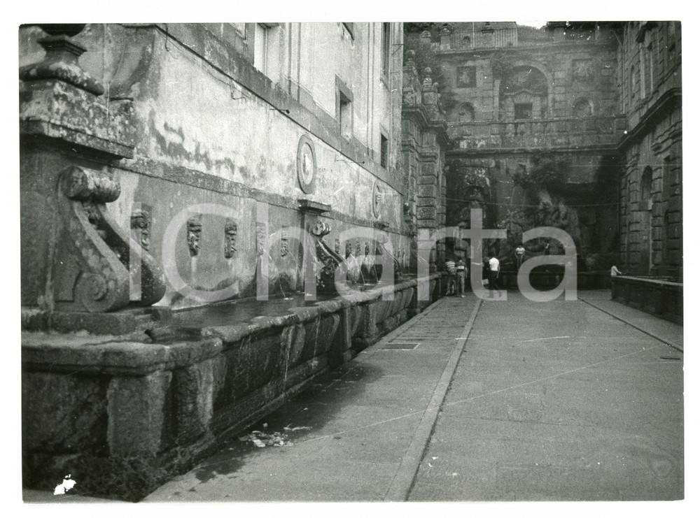 1981 SORIANO NEL CIMINO Ragazzi alla Fontana Papacqua - Foto 17x13 cm Fotografia d'epoca con didascalia al verso.  FAIR/discreto Lievi smussature agli angoli Formato:  17x13 cm originale e autentica 1