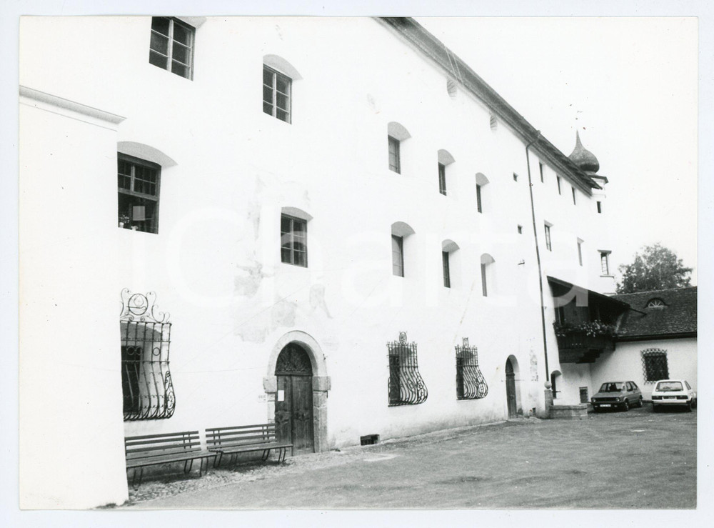 1982 MALLES - BURGUSIO Abbazia di Monte Maria - Foto 17x13 cm (1) Fotografia d'epoca con didascalia al verso.  FAIR/discreto Lievi smussature agli angoli Formato: 17x13 cm originale e autentica 1