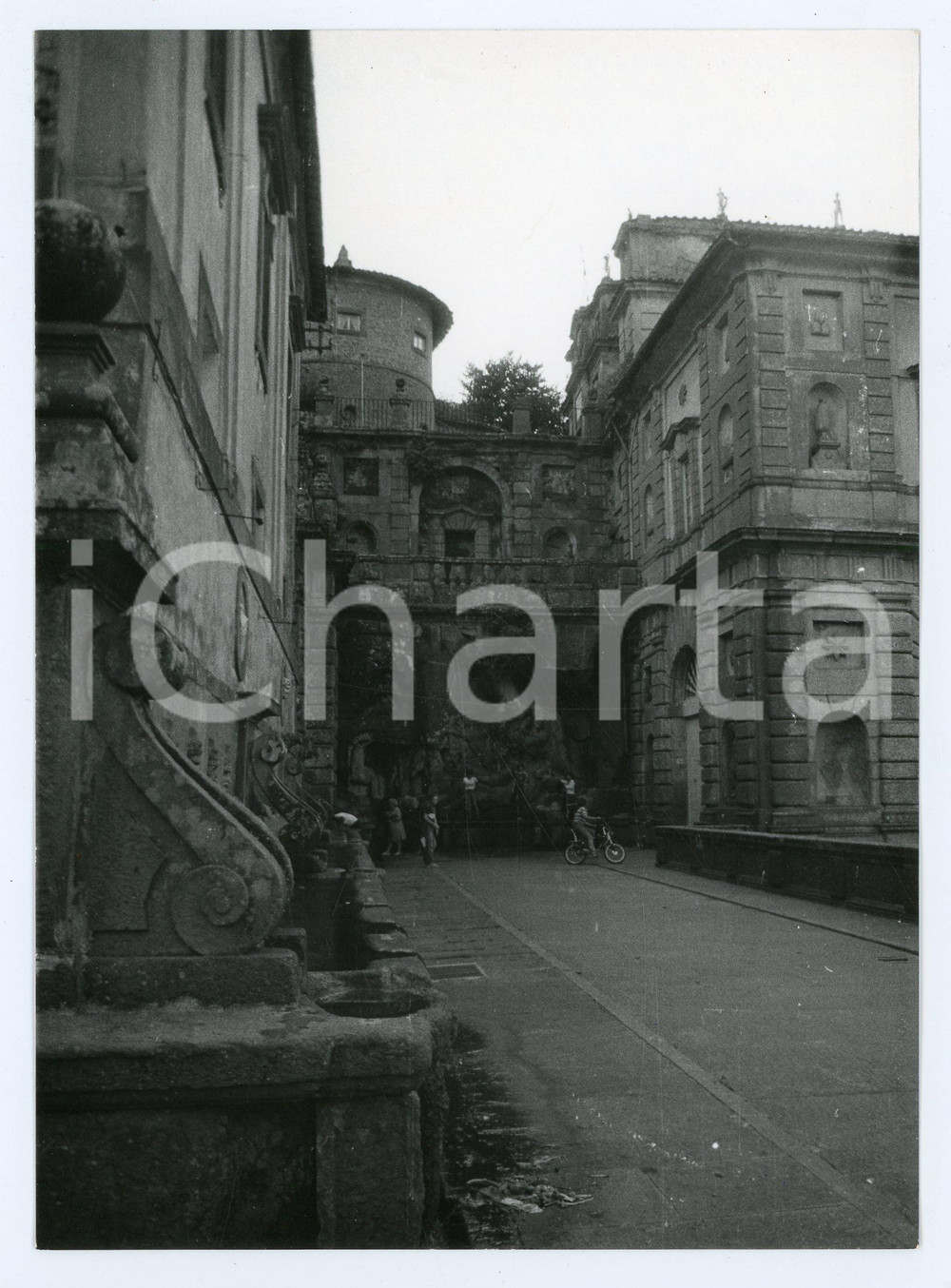 Fotografia d epoca originale 1981 SORIANO NEL CIMINO Ragazzi in bici alla Fontana Papacqua  Foto 13x17 cm 1