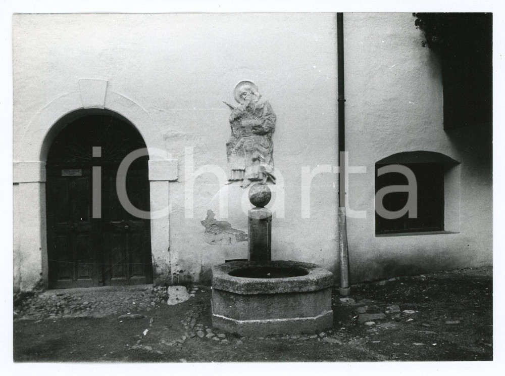 1982 MALLES - BURGUSIO Fontanella dell'Abbazia di Monte Maria - Foto 17x13 cm Fotografia d'epoca con didascalia al verso.  FAIR/discreto Lievi smussature agli angoli Formato: 17x13 cm originale e autentica 1