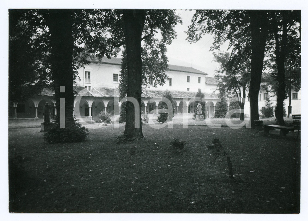Fotografia d epoca originale 1981 CHIUSA DI PESIO Chiostro della Certosa di Santa Maria in Valle Pesio  Foto 1