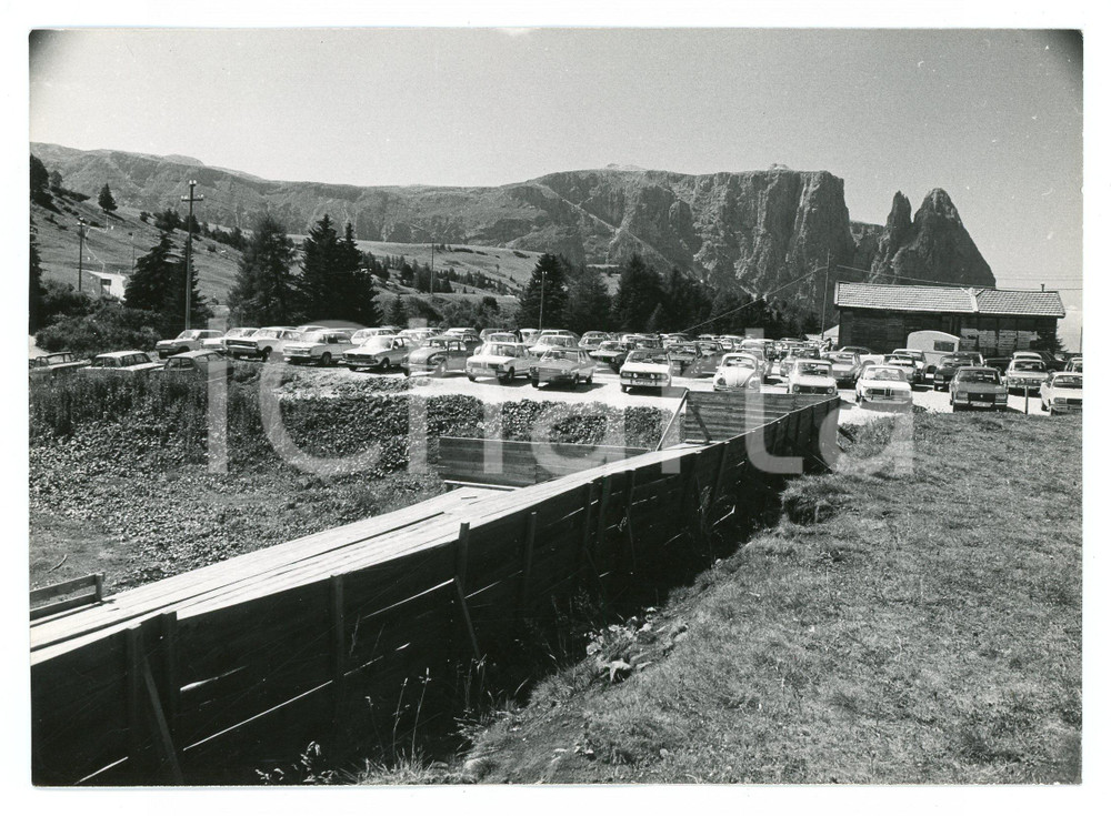 1979 ALPE DI SIUSI Auto parcheggiate e Massiccio dello Sciliar - Foto 17x13 cm Fotografia d'epoca con didascalia al verso.  FAIR/discreto Lievi smussature agli angoli Formato: 17x13 cm originale e autentica 1