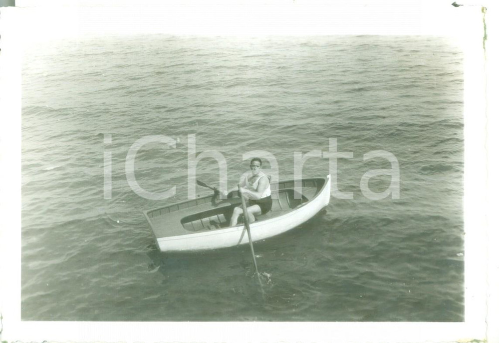 Fotografia d epoca originale 1931 GENOVA PEGLI Ritratto di giovane uomo in barca a remi Fotografia VINTAGE 1