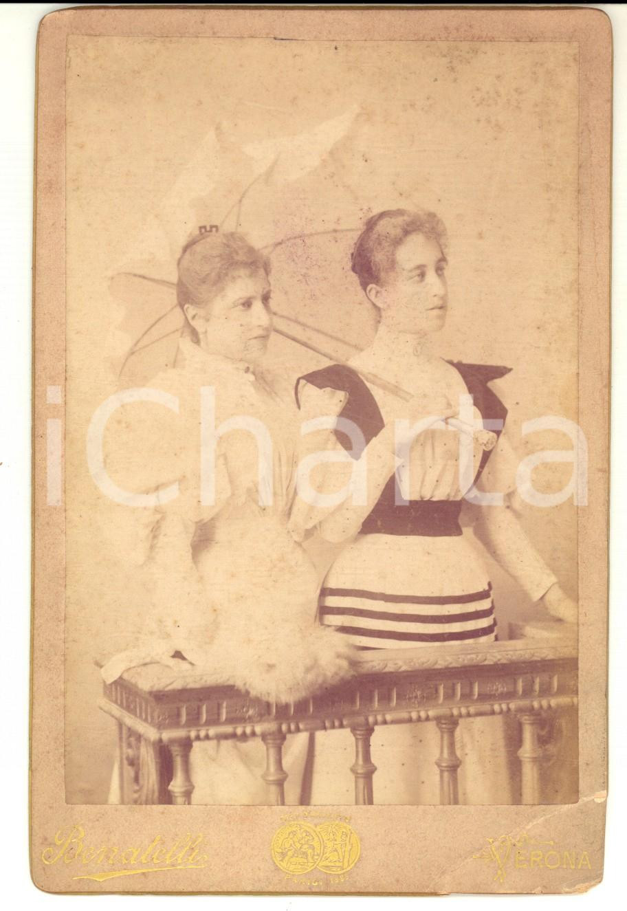 Fotografia d epoca originale 1890 ca VERONA Ritratto di due sorelle con l ombrellino Foto BENATELLI 11x16 1