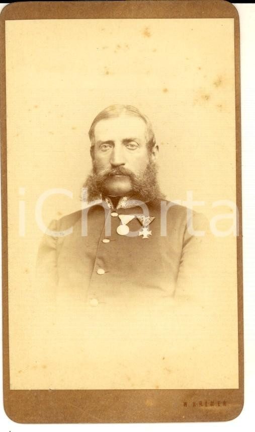 Fotografia d epoca originale 1870 ca PRAG Ritratto di ufficiale con le decorazioni Foto W. KREMER CDV 1