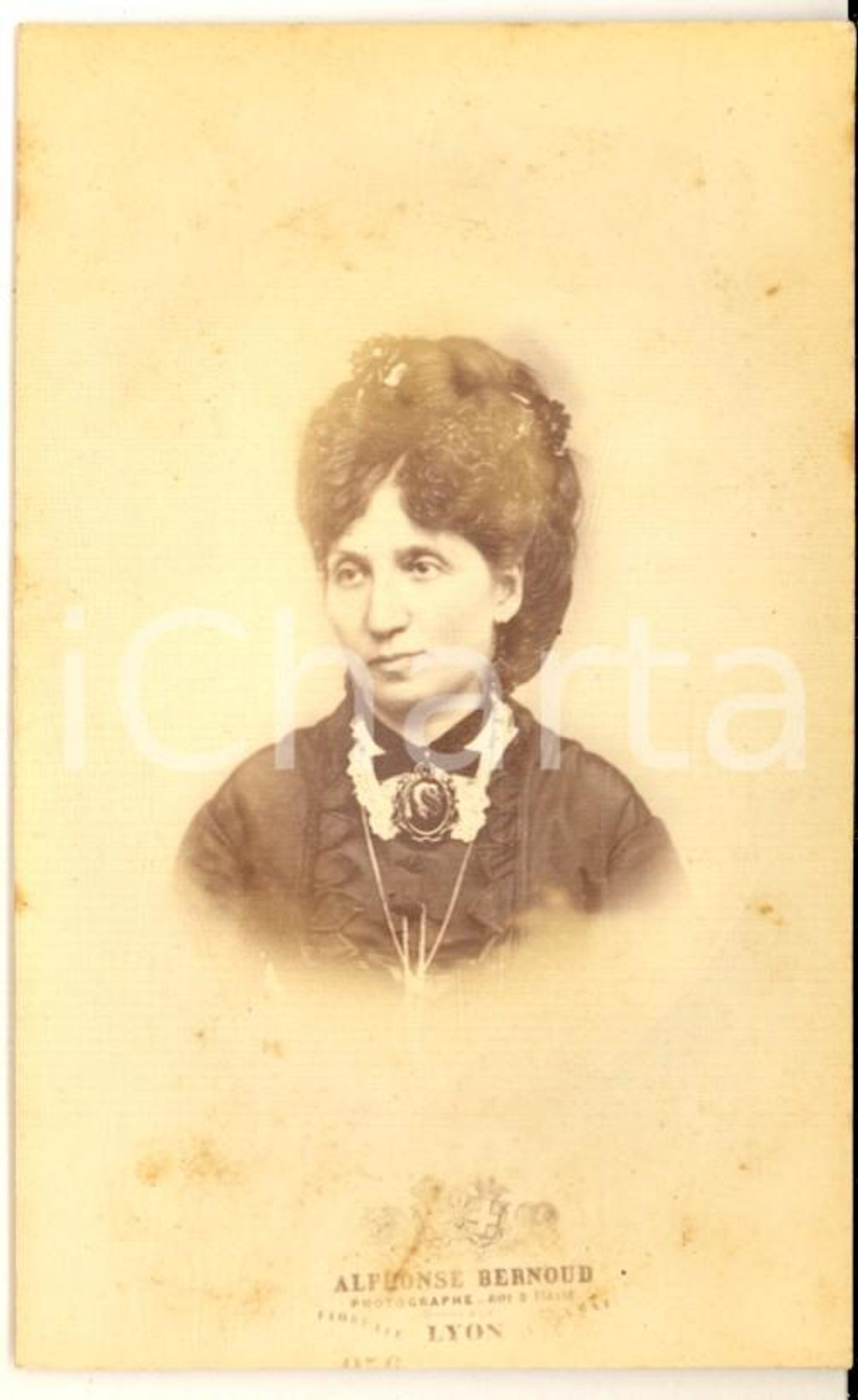Fotografia d epoca originale 1880 ca LYON Ritratto di donna con cammeo Foto Alphonse BERNOUD CDV 1