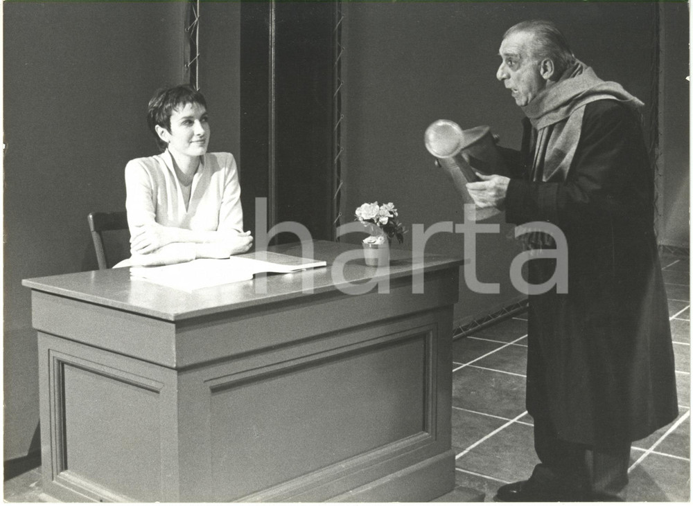 Fotografia d epoca originale 1985 ITALIA TEATRO  Maddalena CRIPPA e Gigi BONOS in Le ragazze di Lisistrata 1