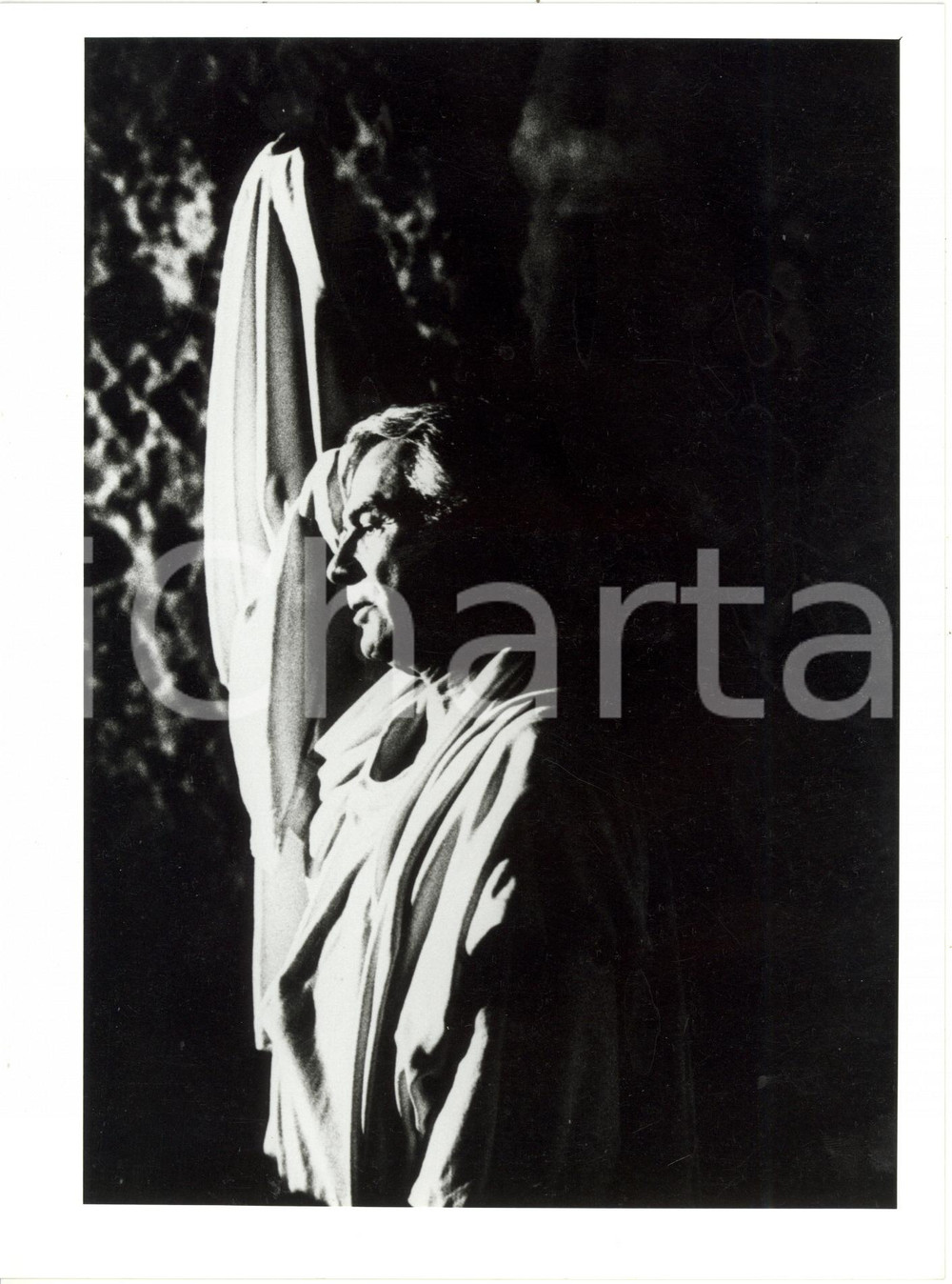 Fotografia d epoca originale 1985 ca ITALIA TEATRO  Giorgio ALBERTAZZI  Ritratto dell attore Foto 18x24 cm 1