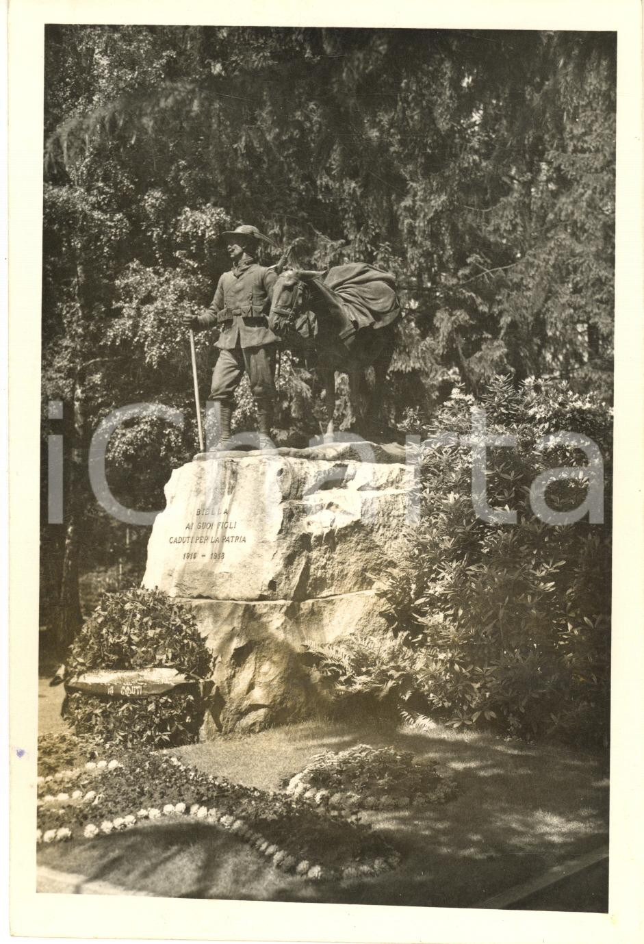 Fotografia d epoca originale 1950 ca BIELLA Giardini Pubblici  Monumento all Alpino con il mulo  Foto 1