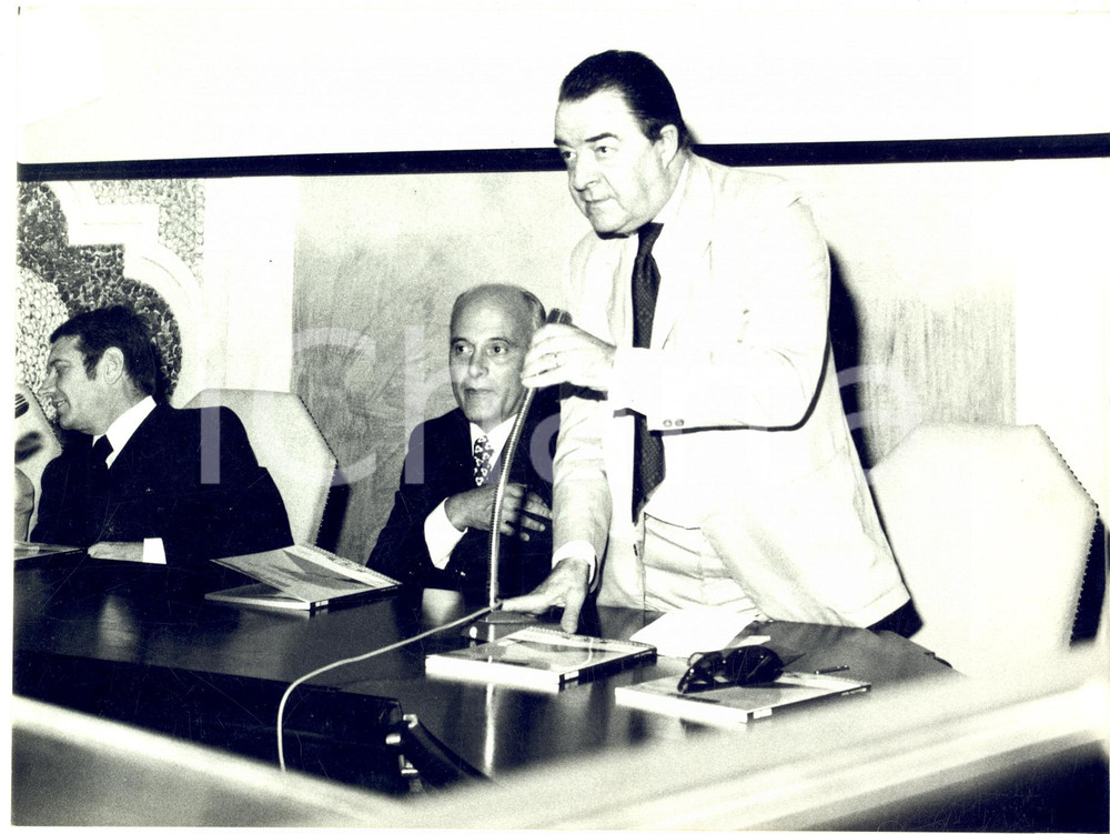 Fotografia d epoca originale 1980 ca PADOVA Pittore Gastone BREDDO parla di Virgilio GUIDI  Foto 23x17 cm 1