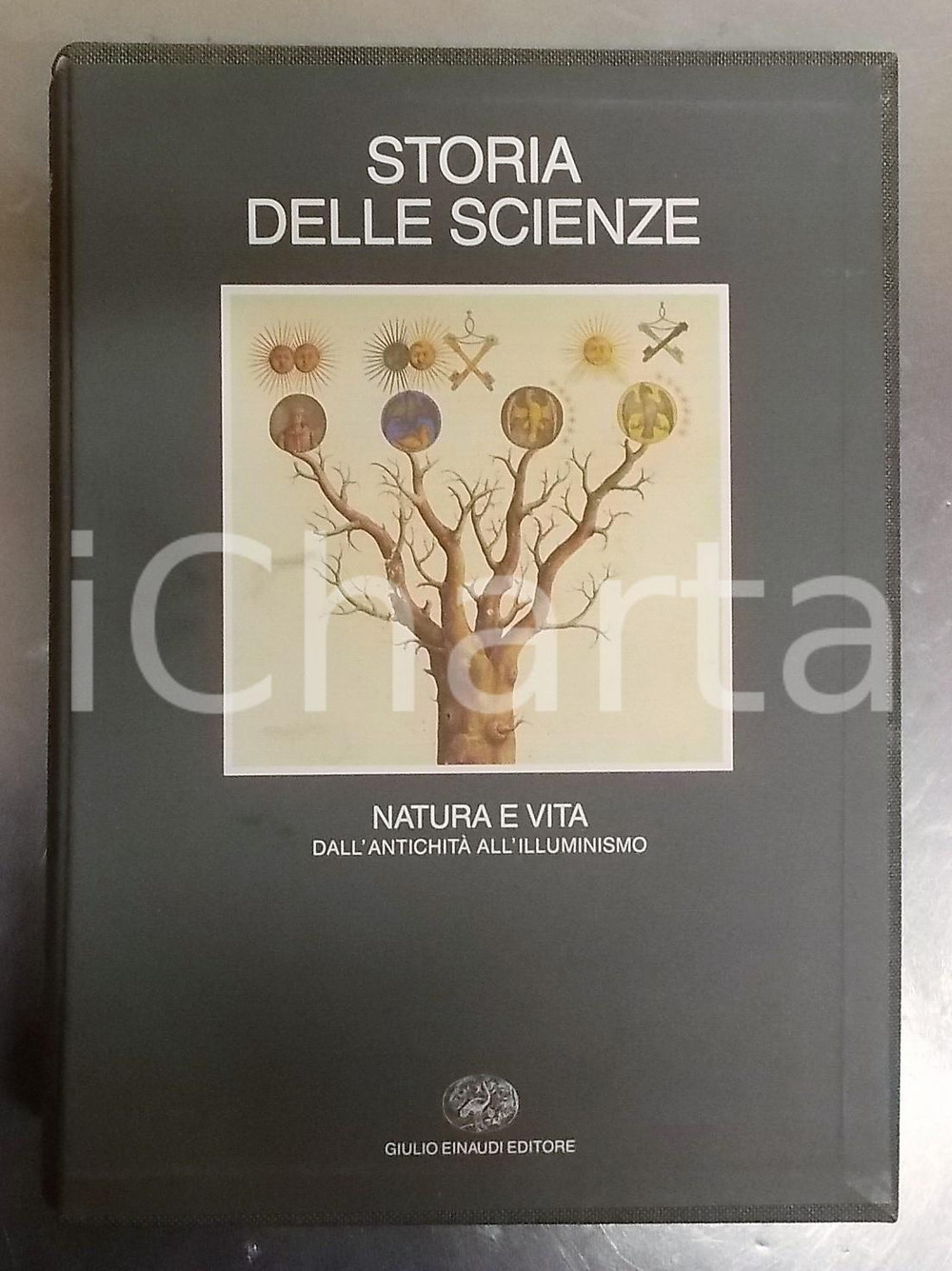 1993 AA. VV. Storia delle scienze / Natura e vita dall'antichitÃ  all'illuminismo Volume provvisto di cofanetto rigido e sovraccoperta illustrata, legatura editoriale in tela rigida e numerose illustrazioni b/n e a colori. COLLANA: Storia delle scienze - Volume 3 EDITORE: Giulio Einaudi Editore - Torino DIMENSIONI: 21x28 cm PAGINE: 611 CONDIZIONI: G (volume in buone condizioni, ma macchie al dorso e gualciture al cofanetto)    originale e autentica 1
