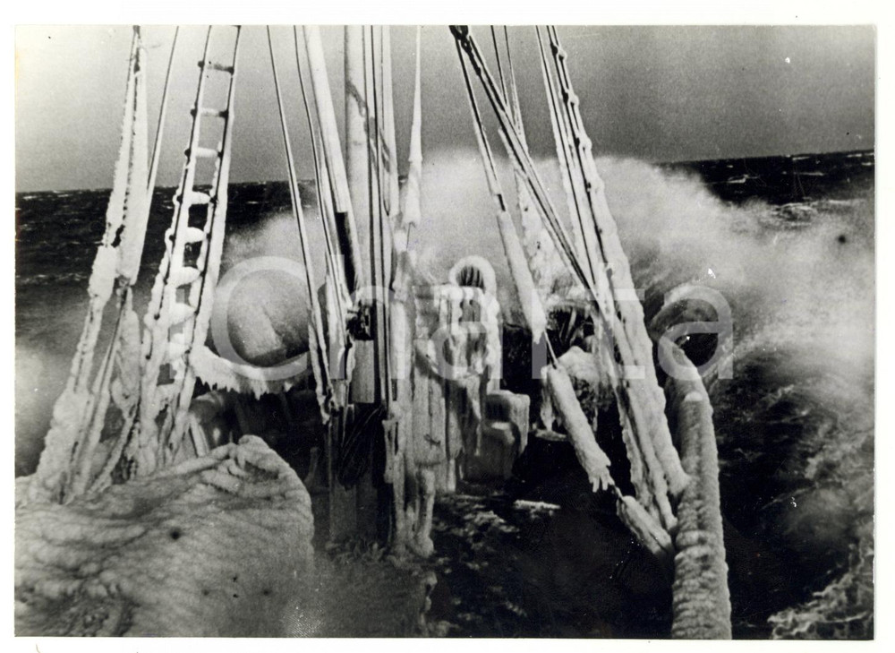 1971 PRIMORSKY KRAI (URSS) Nave coperta di ghiaccio durante una tempesta - Foto