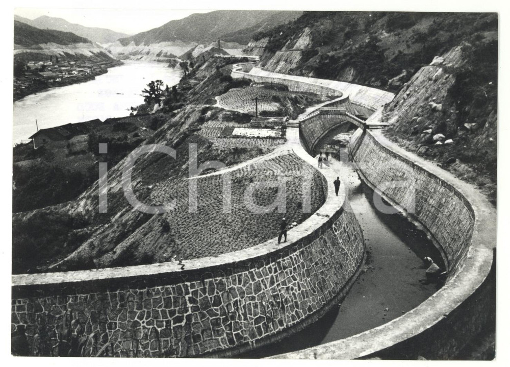 1971 OUYANG HAI SHUIKU (CINA) Canale di irrigazione percorso da operai - FOTO