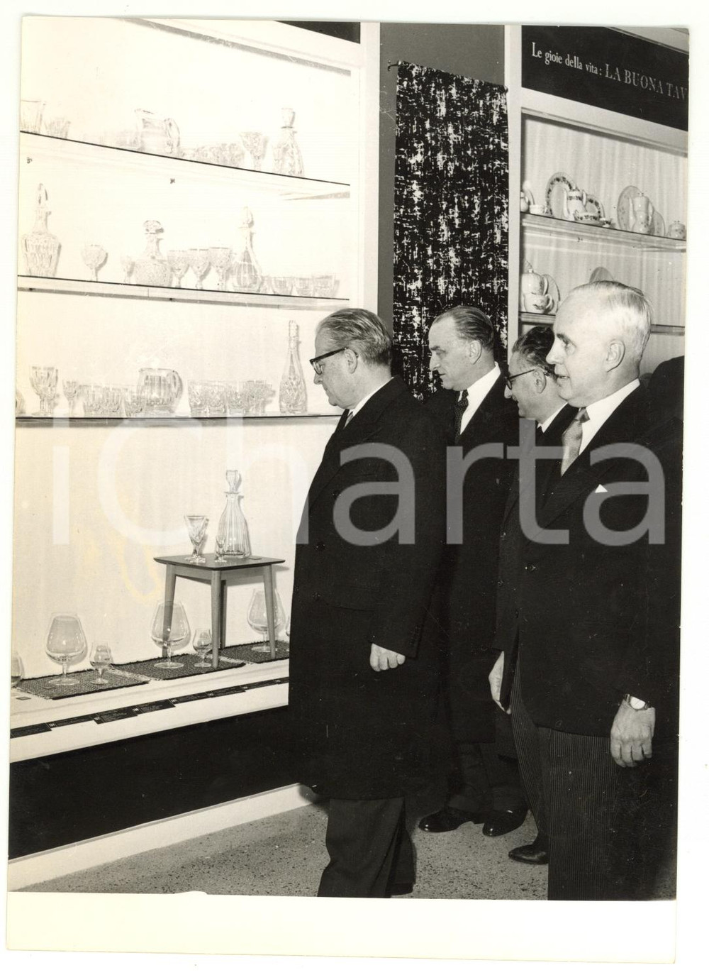 1957 MILANO XXXV Fiera Campionaria - Giovanni GRONCHI ammira i cristalli *Foto