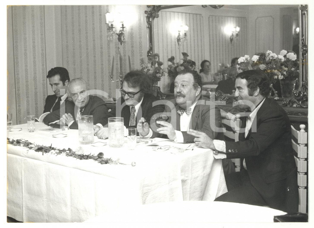 1971 ROMA Caffè ROSATI Alberto BEVILACQUA presenta romanzo Lettere al Direttore