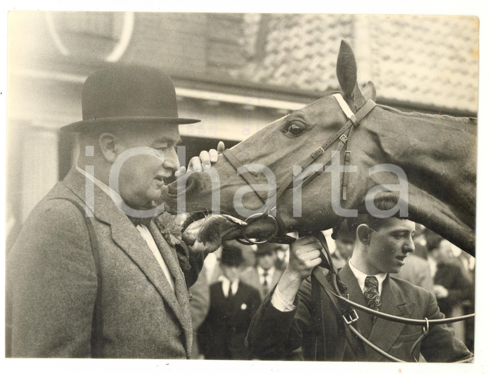 1954 NEWMARKET Classic 1000 Guineas - John Arthur DEWAR patting winner FESTOON