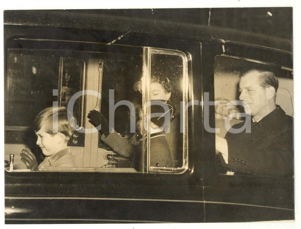 1954 LONDON Prince CHARLES with Royal Family greeting from the car *Photo