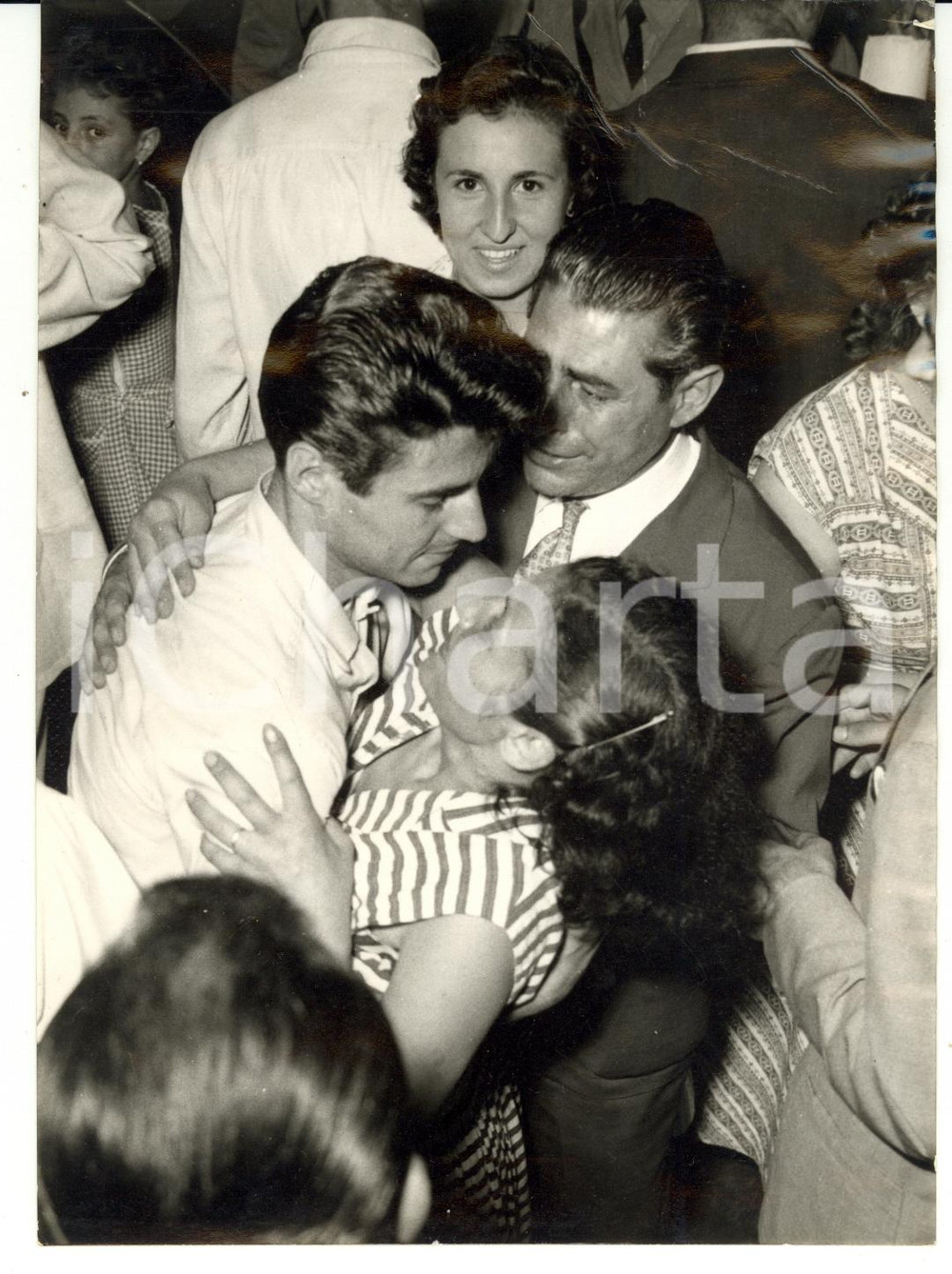 1956 GENOVA Disastro marittimo T/N ANDREA DORIA - Abbraccio tra i naufraghi