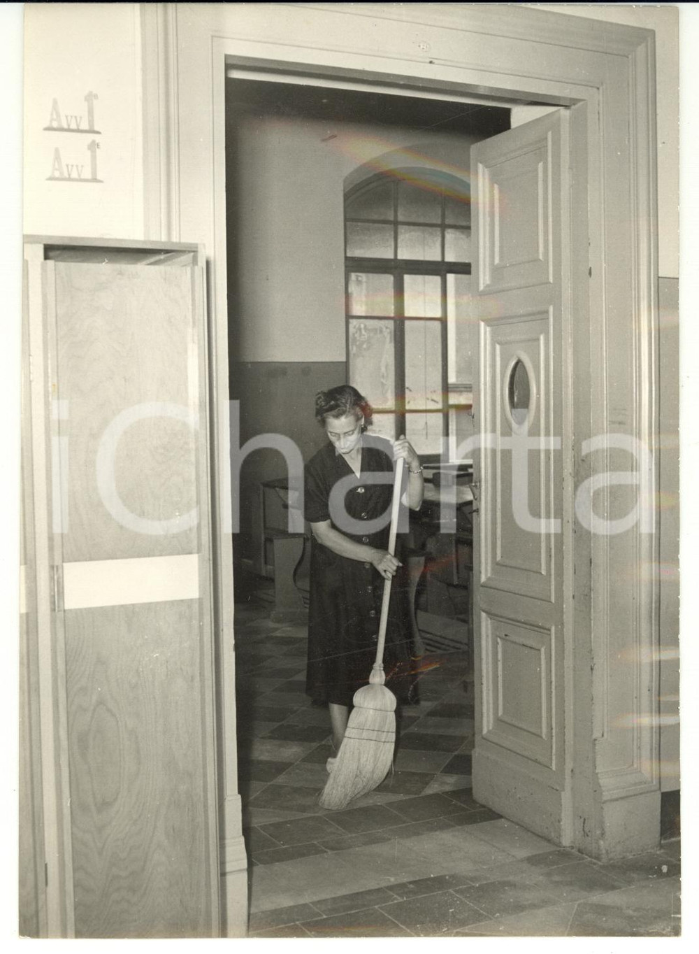 Fotografia d epoca originale 1953 ITALIA  COSTUME Preparativi per la riapertura delle scuole Foto 13x18 1