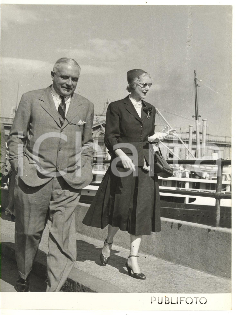 1953 PORTO DI GENOVA Clare BOOTHE LUCE ambasciatrice USA in visita *Foto 18x24 Fotografia d'epoca. CONDIZIONI: GFORMATO: 18x24 cm  originale e autentica 1