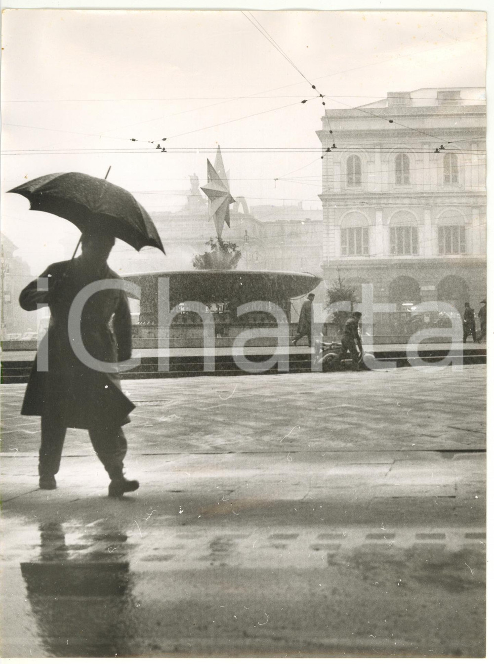Natale 1956 GENOVA Piazza de Ferrari - Passeggiata sotto la pioggia *Foto 18x24