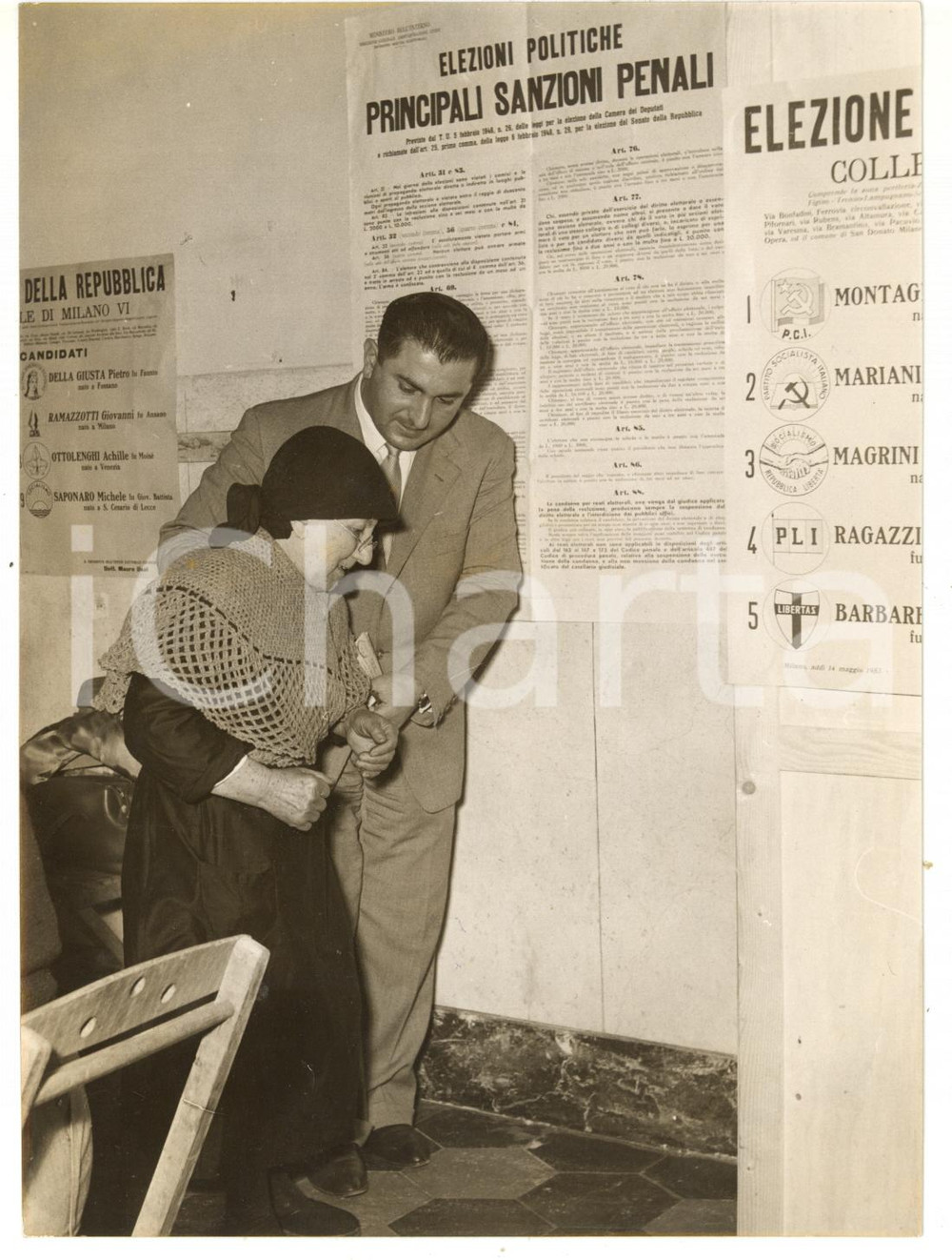 1953 MILANO Elezioni politiche - Anziana signora si reca alle urne *Foto 13x18