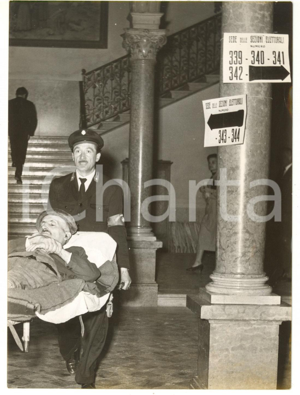 1953 MILANO Elezioni - Malato trasportato alle urne *Foto 13x18 cm