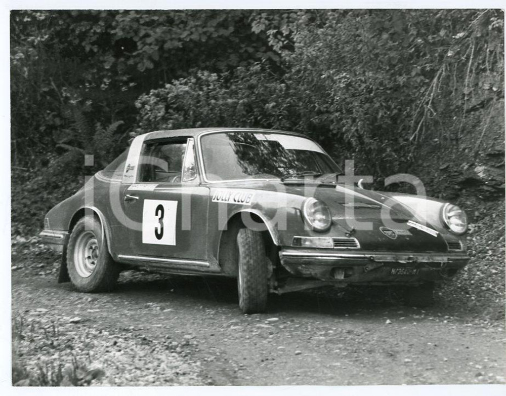1965 ca ITALIA - RALLY Porsche 911 prima di una corsa - Foto JOLLY CLUB Fotografia d'epoca.  FAIR/discreto Piegatura all'angolo superiore sinistro Formato: 24x18 cm originale e autentica 1