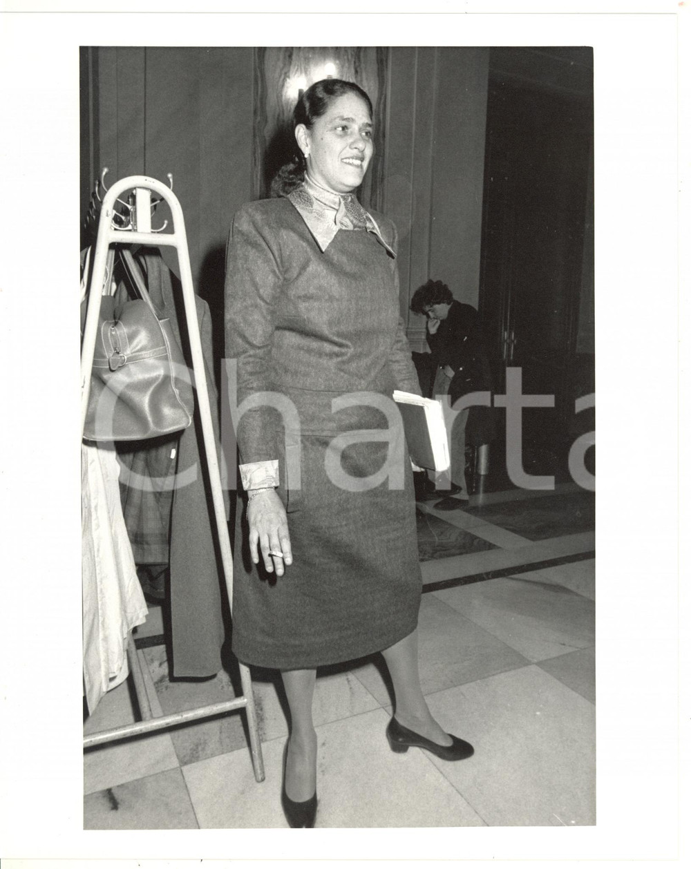 1990 ca MILANO Ludina BARZINI Ritratto della giornalista - Foto 20x25 cm (2) Fotografia di agenzia. CONDIZIONI:GOOD/buonoFORMATO: 25x20 originale e autentica 1