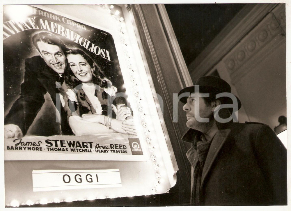 1989 SPLENDOR Marcello MASTROIANNI guarda manifesto LA VITA E' MERAVIGLIOSA Foto