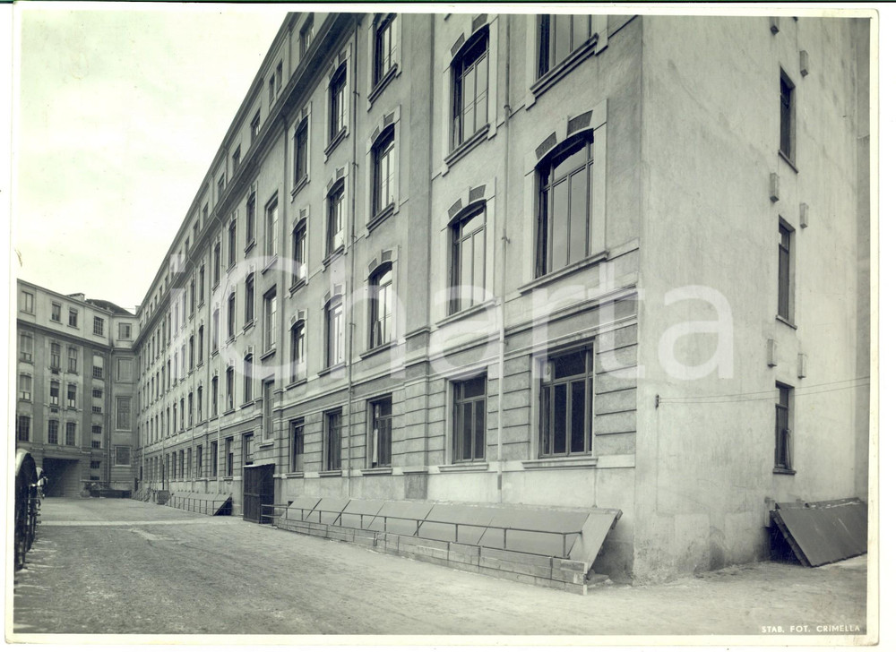 Fotografia d epoca originale 1935 ca MILANO Architettura industriale  Cortile Foto CRIMELLA  Da studiare 1