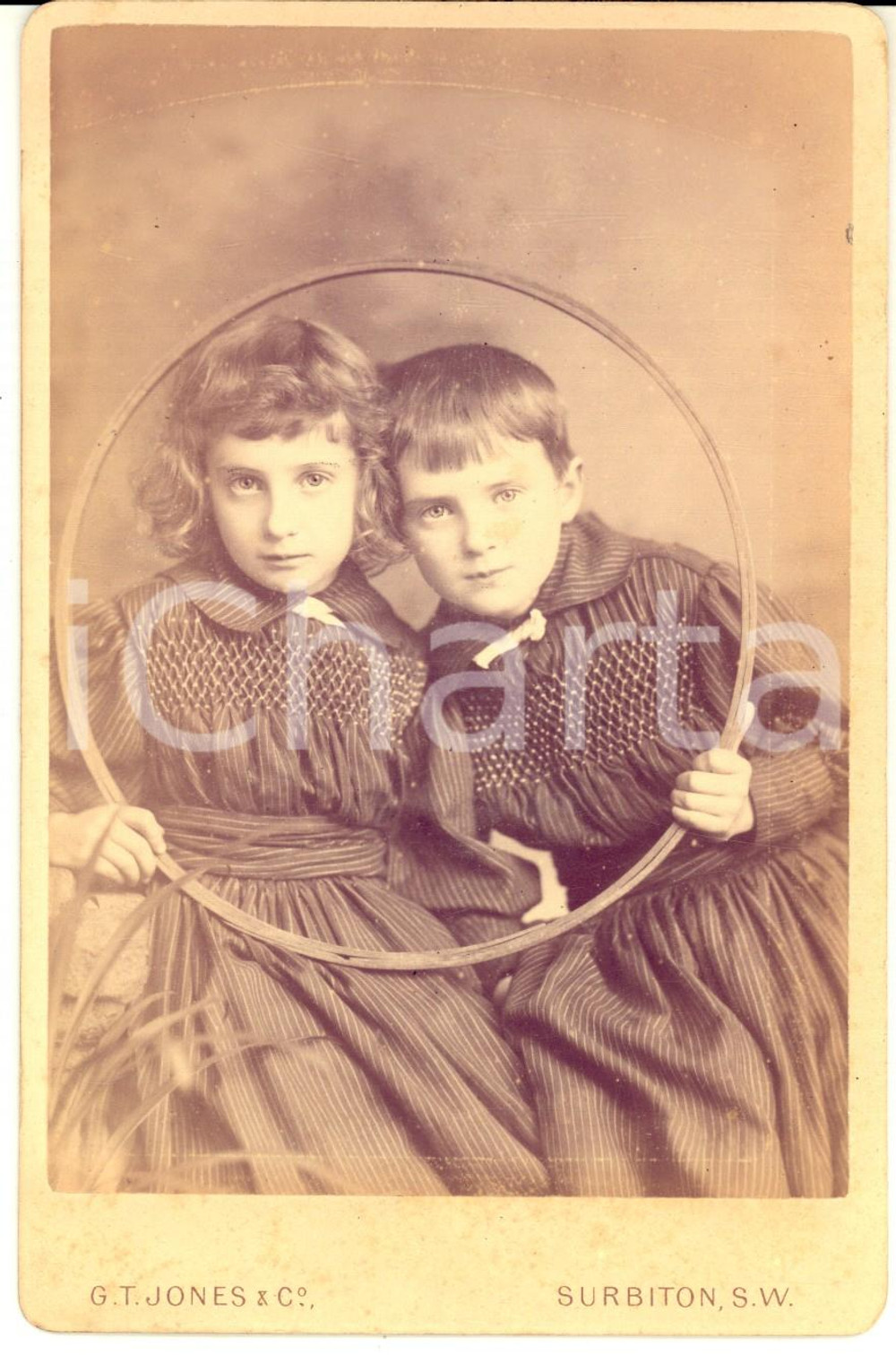 1880 ca KINGSTON UPON THAMES Portrait of Ethel and Mildred PARKES children PHOTO Fotografia d'epoca, su cartoncino rigido.  CONDIZIONI: G (ma lievi macchie al verso) FOTOGRAFO: G. T. Jones - 9, Surbiton Park Terrace - Kingston on ThamesFORMATO: 11x17 cm     originale e autentica 1