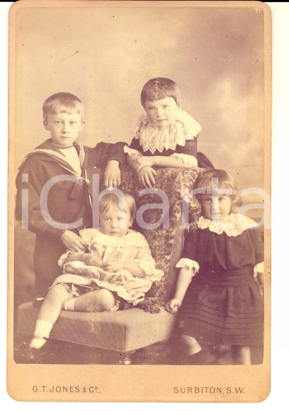 1880 ca KINGSTON UPON THAMES Portrait of PARKES brothers children *Photo Fotografia d'epoca, su cartoncino rigido.  CONDIZIONI: G FOTOGRAFO: G. T. Jones - 9, Surbiton Park Terrace - Kingston on ThamesFORMATO: 11x17 cm     originale e autentica 1