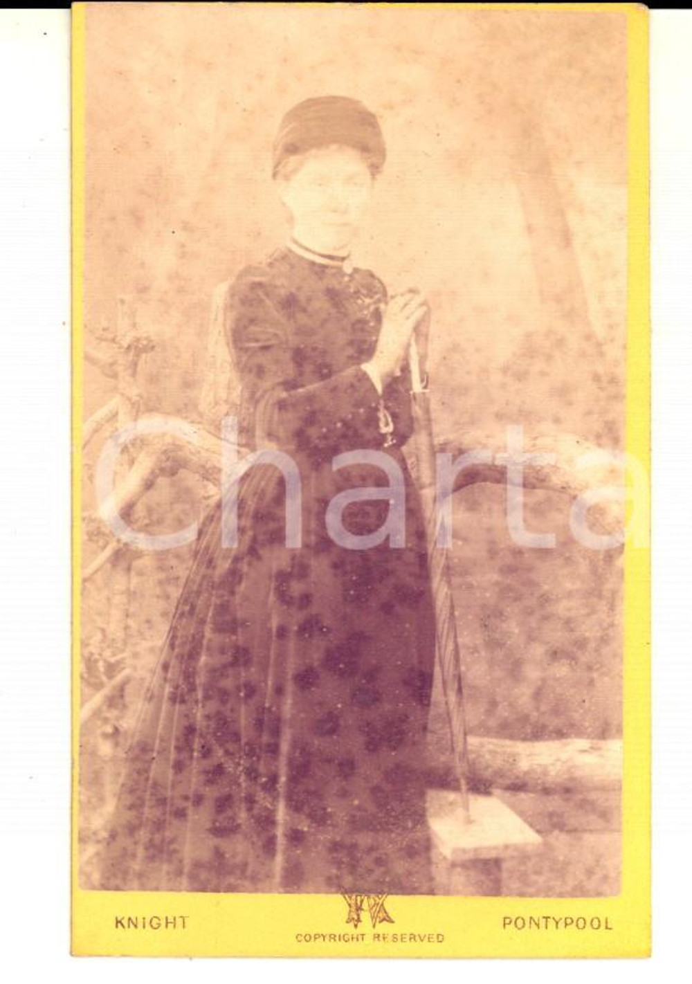 1880 ca PONTYPOOL (GALLES) Portrait of a woman - VINTAGE Photo KNIGHT CDV Fotografia d'epoca, su cartoncino rigido.  CONDIZIONI: GE' severamente vietata la riproduzione. Tutti i diritti sono riservati.     originale e autentica 1