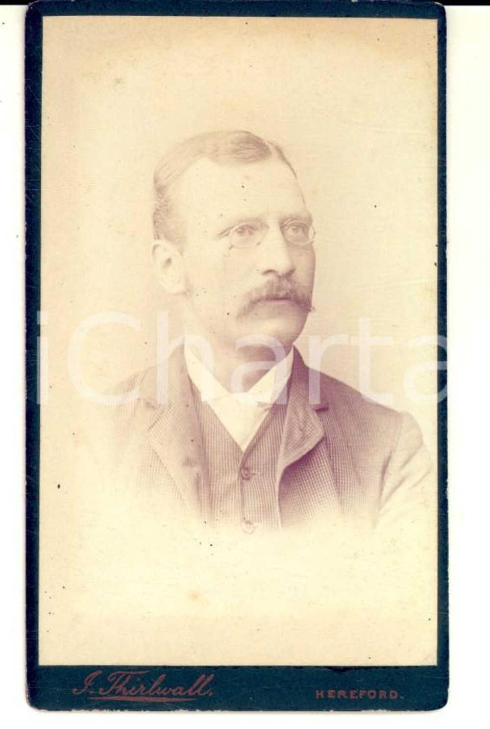 1880 ca HEREFORD Family EDWARDS WEBB - Portrati of a man *Photo I. THIRLWALL Fotografia d'epoca, su cartoncino rigido.  CONDIZIONI: GFORMATO: CDV E' severamente vietata la riproduzione. Tutti i diritti sono riservati.     originale e autentica 1