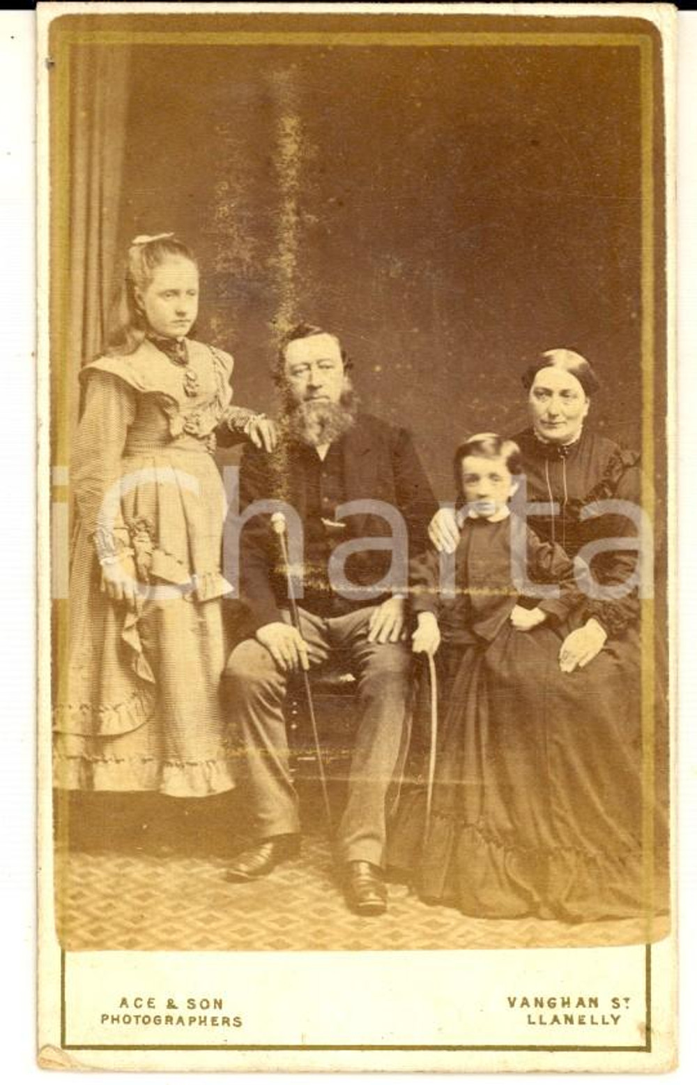 1870 ca LLANELLY (WALES) Family HAND - A portrait  *Photo ACE & Son CDV Fotografia d'epoca, su cartoncino rigido.  CONDIZIONI: G (ma lievi sbiaditure)FORMATO: CDVE' severamente vietata la riproduzione. Tutti i diritti sono riservati.     originale e autentica 1