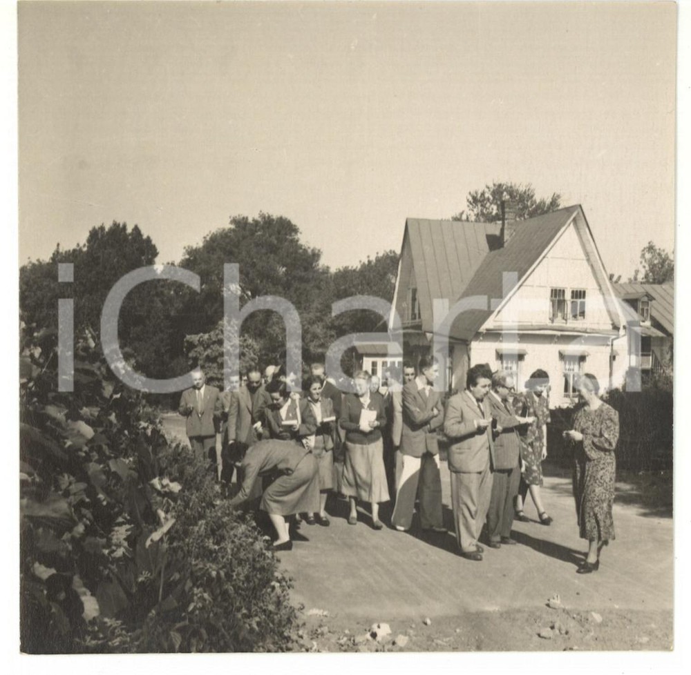 1955 ca KIEV URSS Stazione Agrobiologia - Commiato delegazione socialista *Foto Fotografia d'epoca con didascalia coeva al verso.La fotografia &egrave; relativa alla visita di una delegazione socialista italiana nella Kiev dell'ex URSS, tra universit&agrave; e mondo rurale.Facevano parte della delegazione l'on. Alcide Malagugini e Francesco Flora.  CONDIZIONI: G CONDIZIONI: 13x13 cm    originale e autentica 1