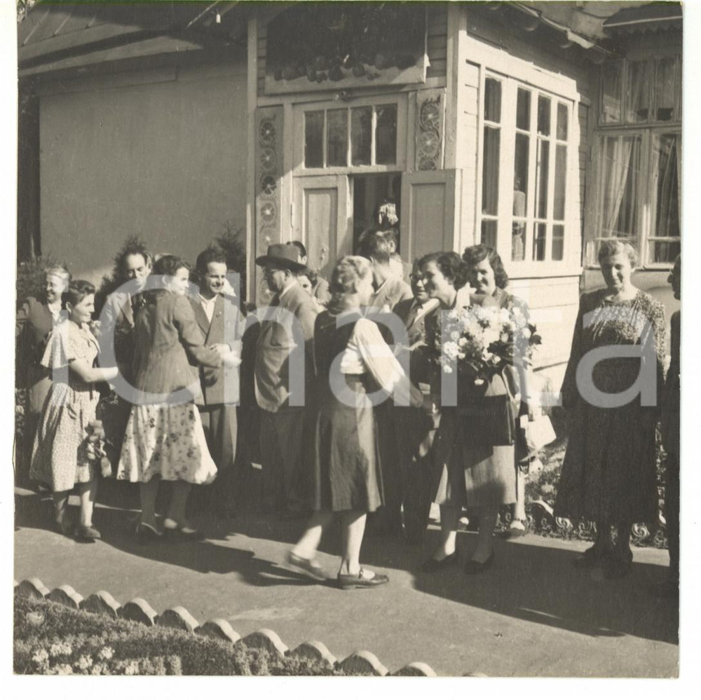 1955 ca KIEV URSS Stazione di Agrobiologia - Commiato delegazione socialista  Fotografia d'epoca con didascalia coeva al verso.La fotografia &egrave; relativa alla visita di una delegazione socialista italiana nella Kiev dell'ex URSS, tra universit&agrave; e mondo rurale.Facevano parte della delegazione l'on. Alcide Malagugini e Francesco Flora.  CONDIZIONI: G CONDIZIONI: 13x13 cm    originale e autentica 1