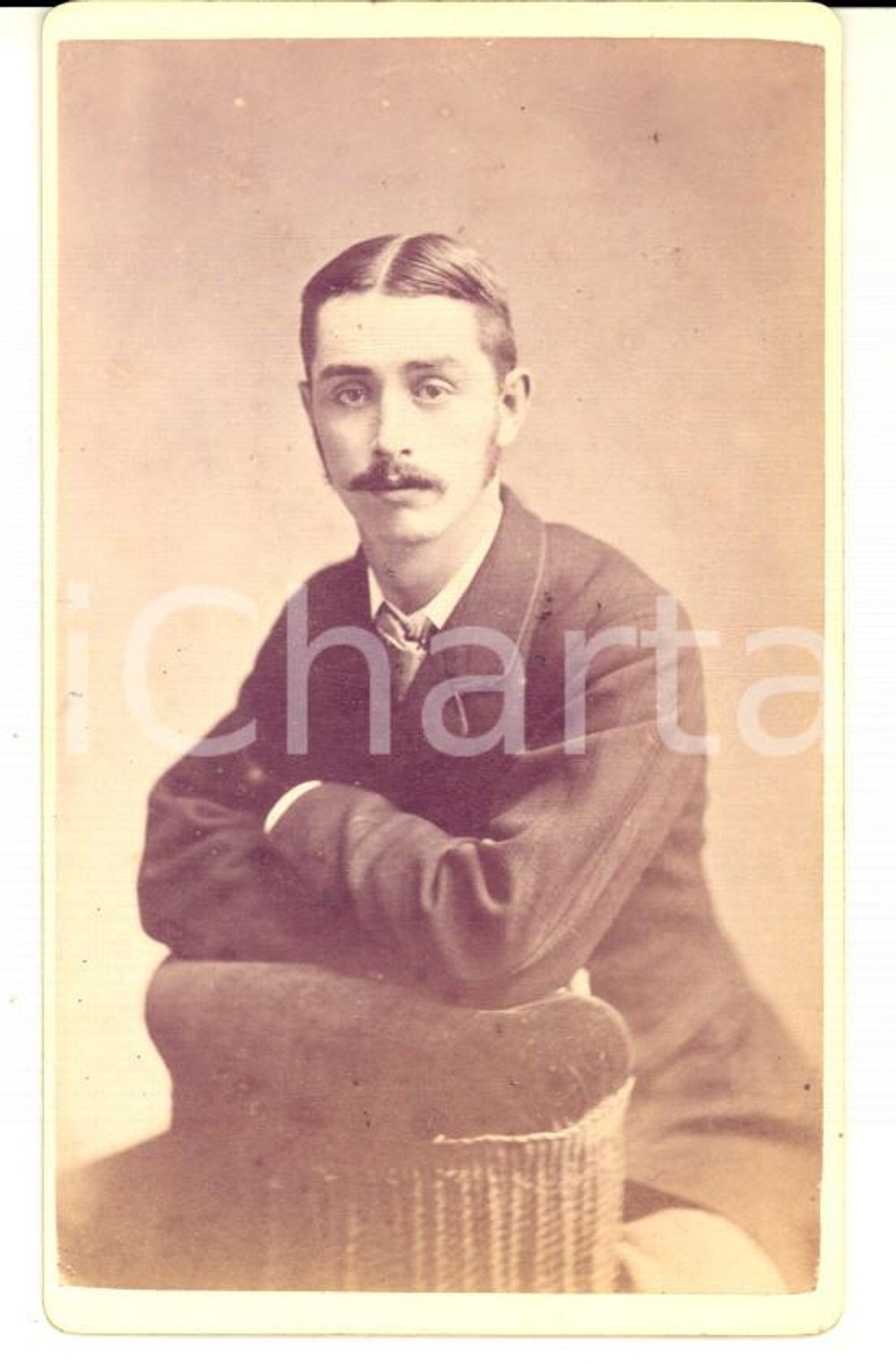 1880 ca NEWPORT (Monmouthshire) Family PITTEN Portrait of a man *Photo VILLIERS Fotografia d'epoca, su cartoncino rigido.  CONDIZIONI: GE' severamente vietata la riproduzione. Tutti i diritti sono riservati.     originale e autentica 1