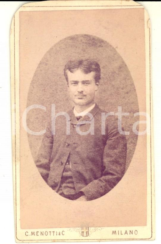 1870 ca MILANO Ritratto di giovane uomo *Foto C. MENOTTI CDV Fotografia d'epoca, su cartoncino rigido. CONDIZIONI: G E' severamente vietata la riproduzione. Tutti i diritti sono riservati.     originale e autentica 1