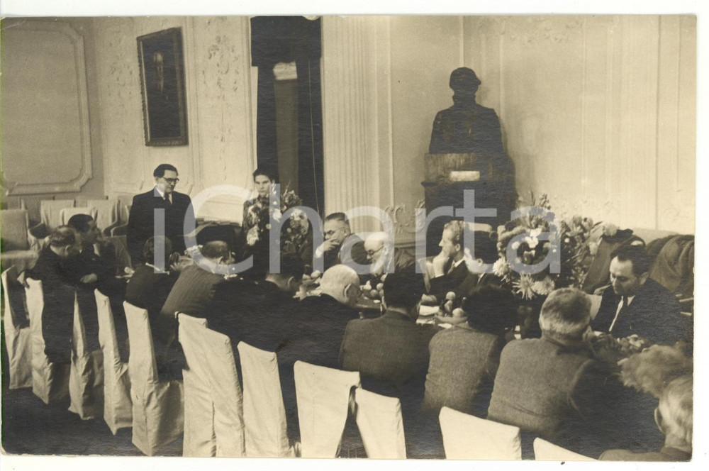 1955 ca MOLDAVIA Socialisti italiani visitano Accademia di Scienze Agrarie *Foto Fotografia d'epoca con didascalia coeva al verso.La fotografia &egrave; relativa alla visita di una delegazione socialista italiana nella Kiev dell'ex URSS, tra universit&agrave; e mondo rurale.Facevano parte della delegazione l'on. Alcide Malagugini e Francesco Flora.  CONDIZIONI: G (ma minima ondulazione all'angolo superiore sinistro) CONDIZIONI: 18x12 cm    originale e autentica 1