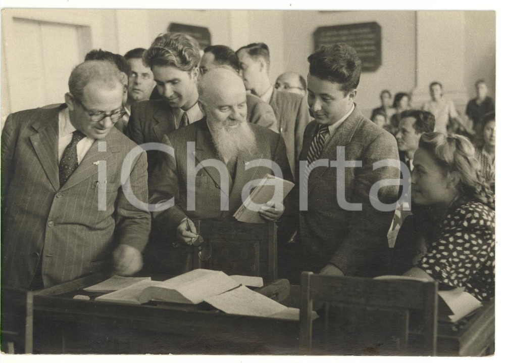 1955 ca KIEV (URSS) UniversitÃ  Taras Shevchenko - Alcide MALAGUGINI in visita Fotografia d'epoca con didascalia coeva al verso.La fotografia &egrave; relativa alla visita di una delegazione socialista italiana nella Kiev dell'ex URSS, tra universit&agrave; e mondo rurale.Facevano parte della delegazione l'on. Alcide Malagugini e Francesco Flora.  CONDIZIONI: FAIR (piegatura all'angolo superiore destro) CONDIZIONI: 18x12 cm    originale e autentica 1
